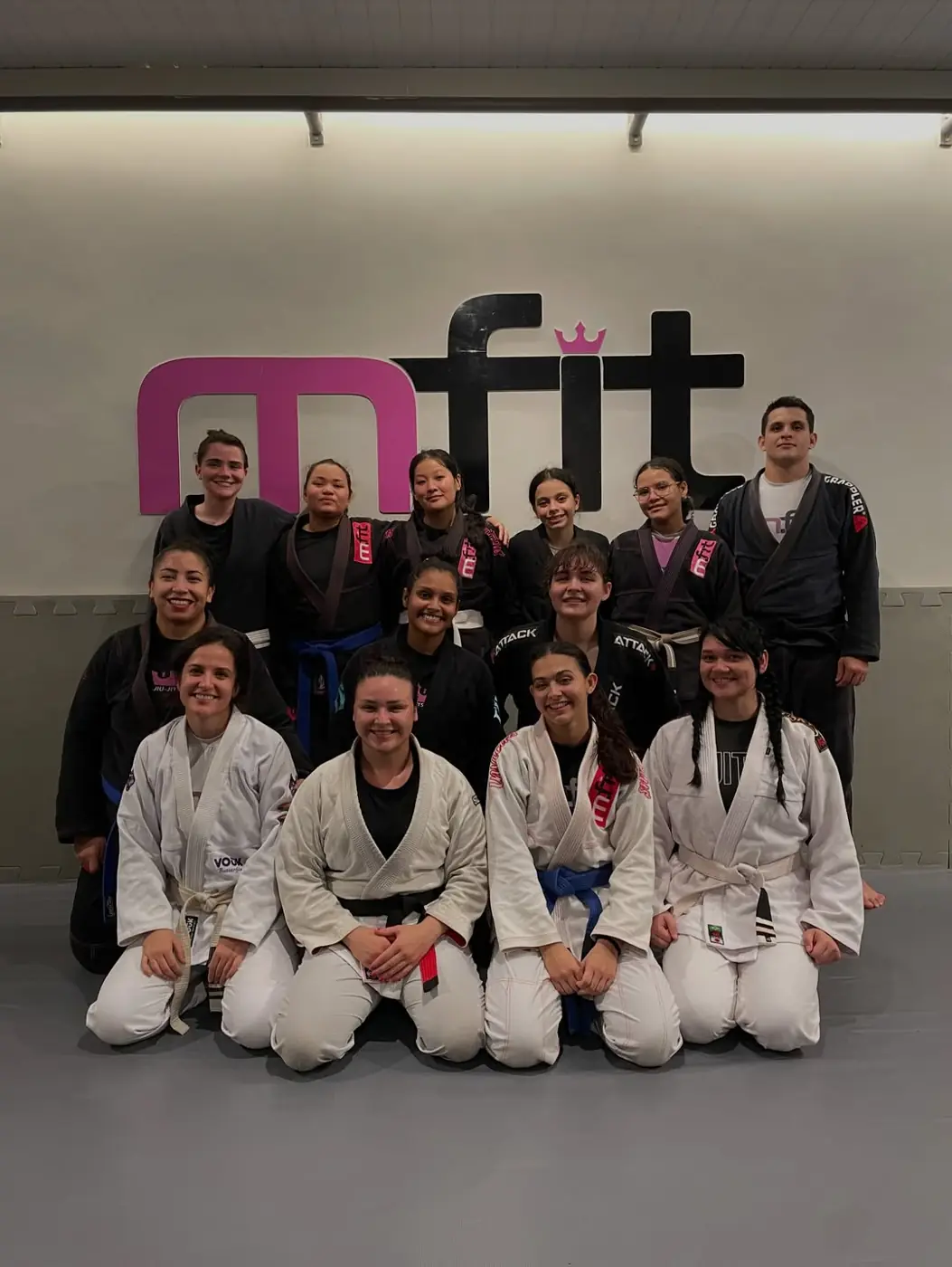 Turma de jiu-jitsu da MFIT de kimono branco e preto