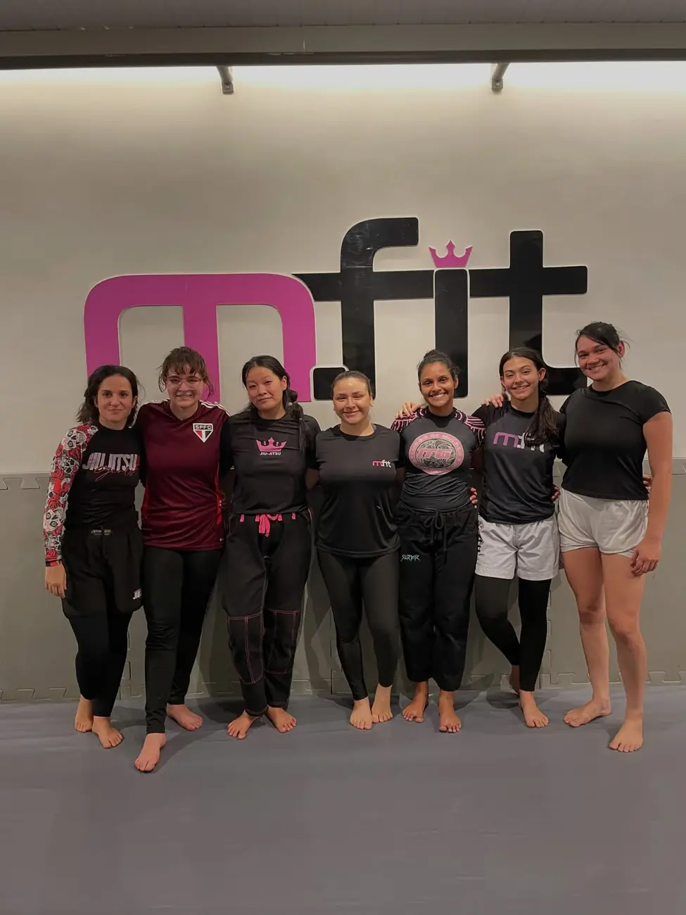 Turma de jiu-jitsu feminino da MFIT depois do treino
